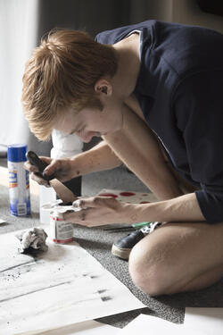 student mixing paint